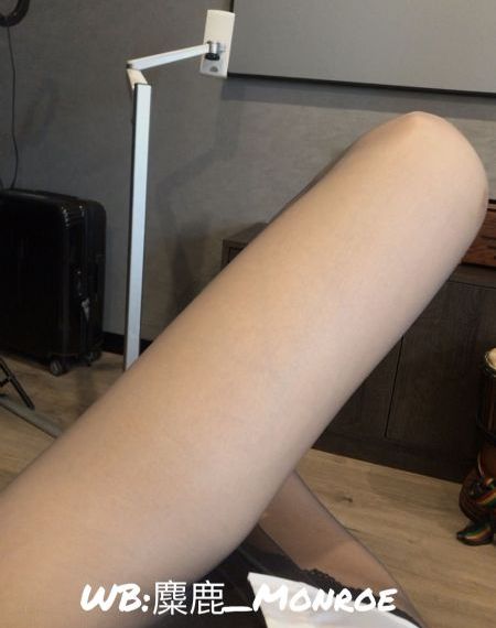 美女玩弄自虐自己_720日韩电影在线