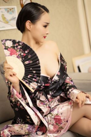 双腿被绑成m型调教play_迅雷手机免费观看